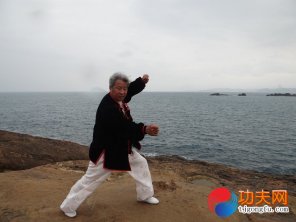 宋庆福大师在海边练拳